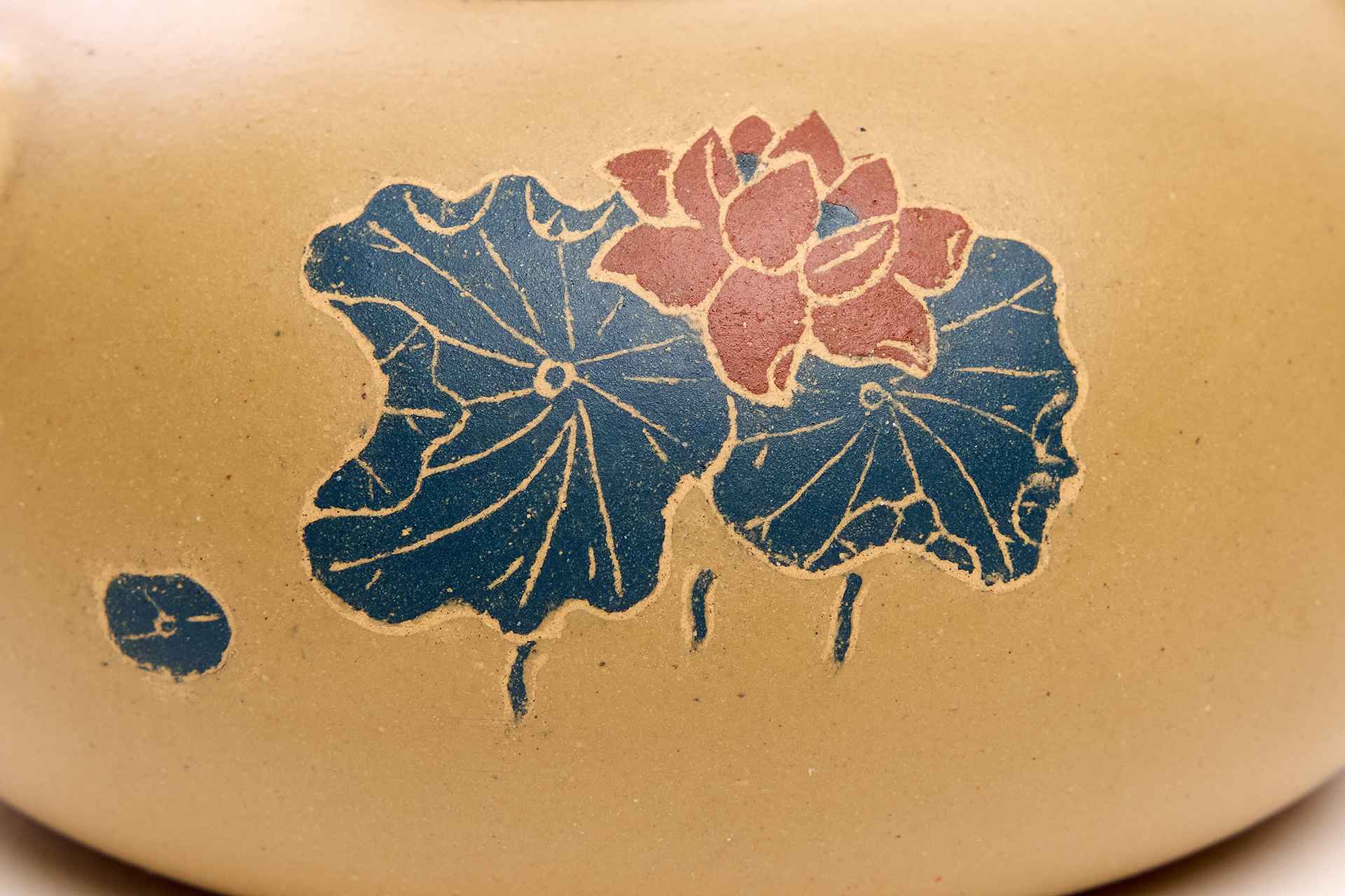 Чайник с крышкой в виде рыбы и изображением лотосов