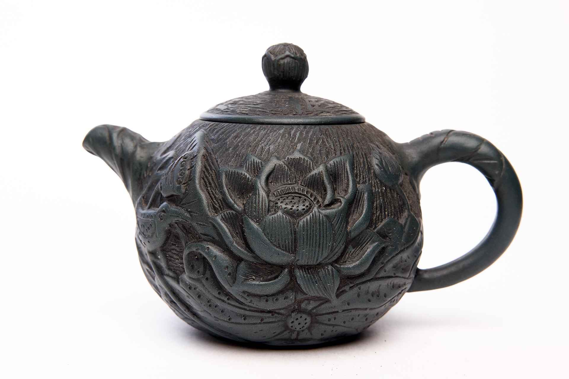 Чайник с рельефным изображением цветов