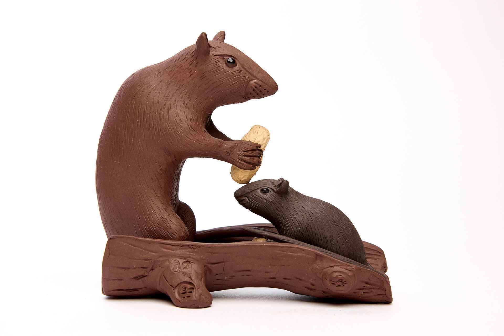 Фигурки мышей с арахисом