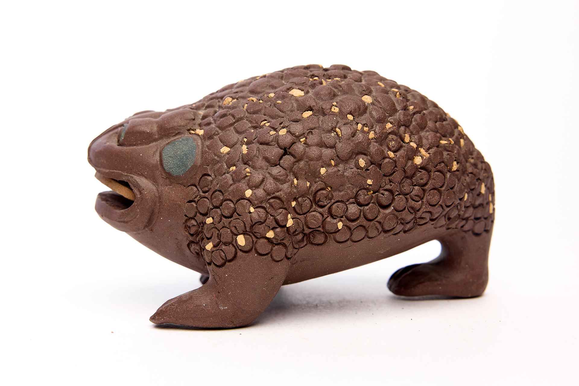 Трехлапая жаба с монетой в пасти