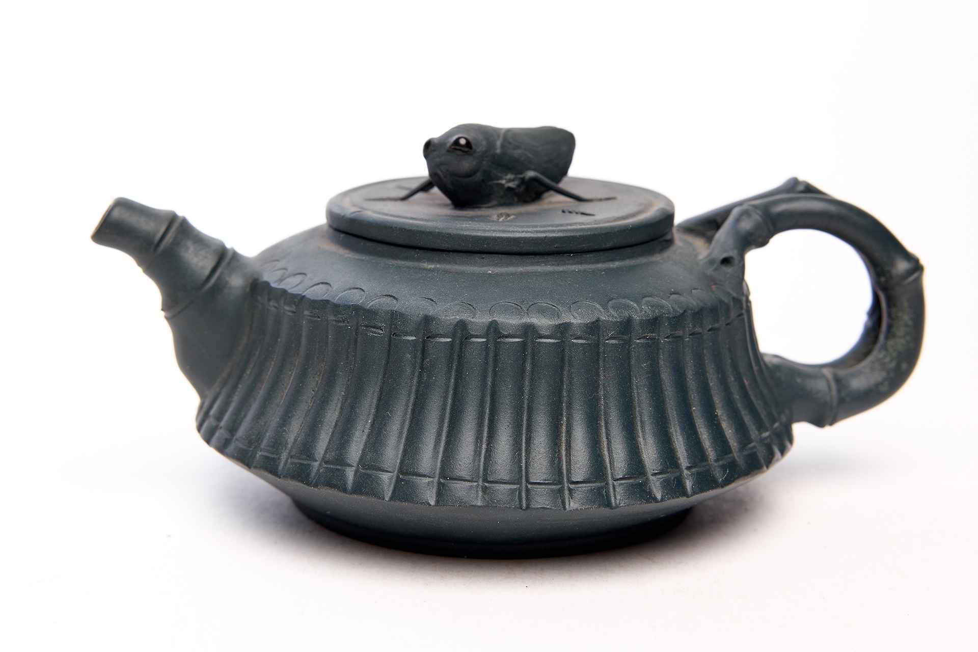 Чайник с крышкой в виде цикады и в форме бамбуковой клетки