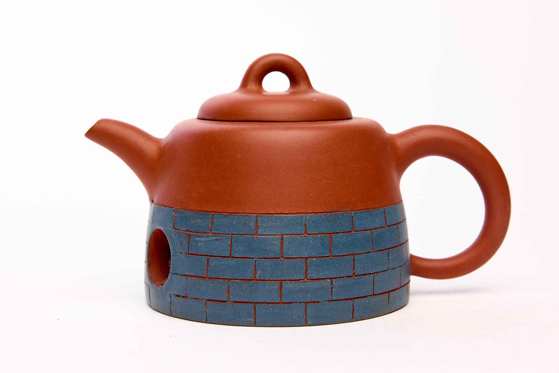 Чайник с выглядывающей из каменной кладки лягушкой