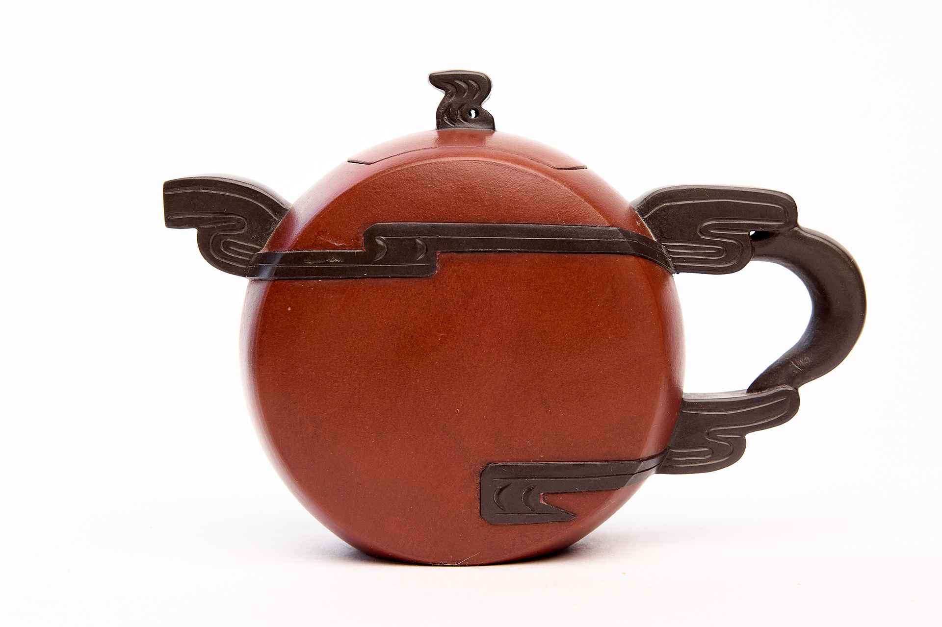 Чайник в форме луны в облаках