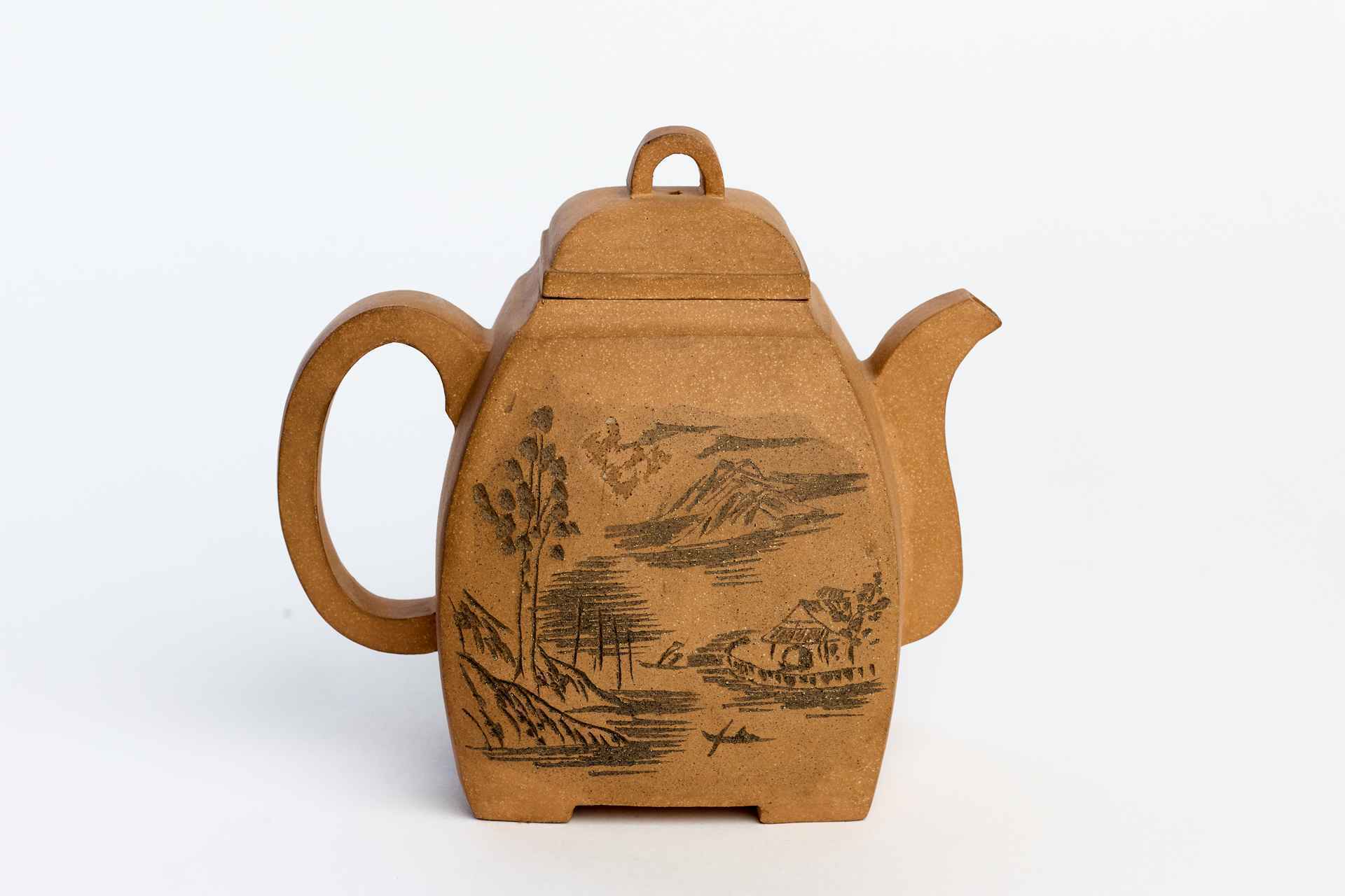 Чайник с изображением пейзажа и надписью