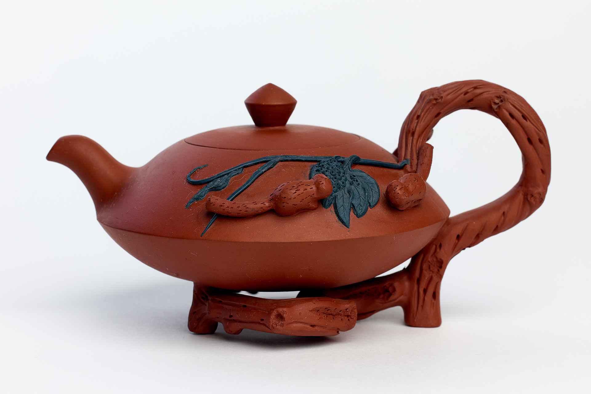 Чайник с крышкой с изображением белок и винограда