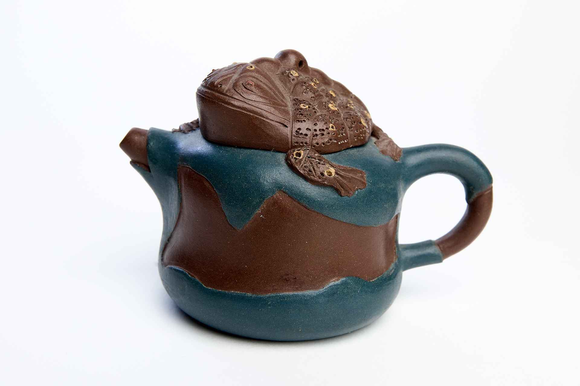 Чайник с крышкой в виде трехлапой жабы