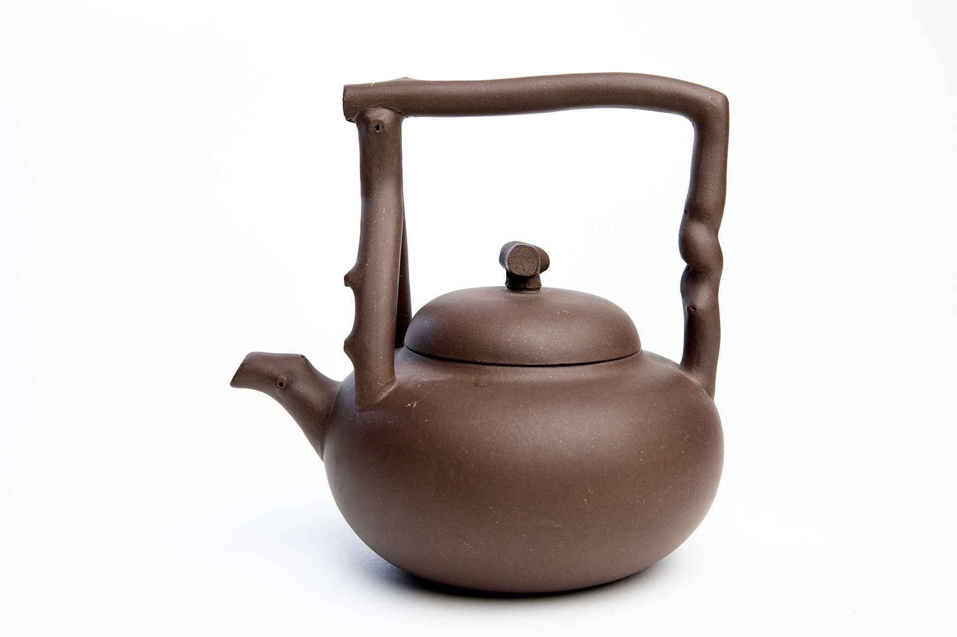 Чайник с ручкой в форме ветки