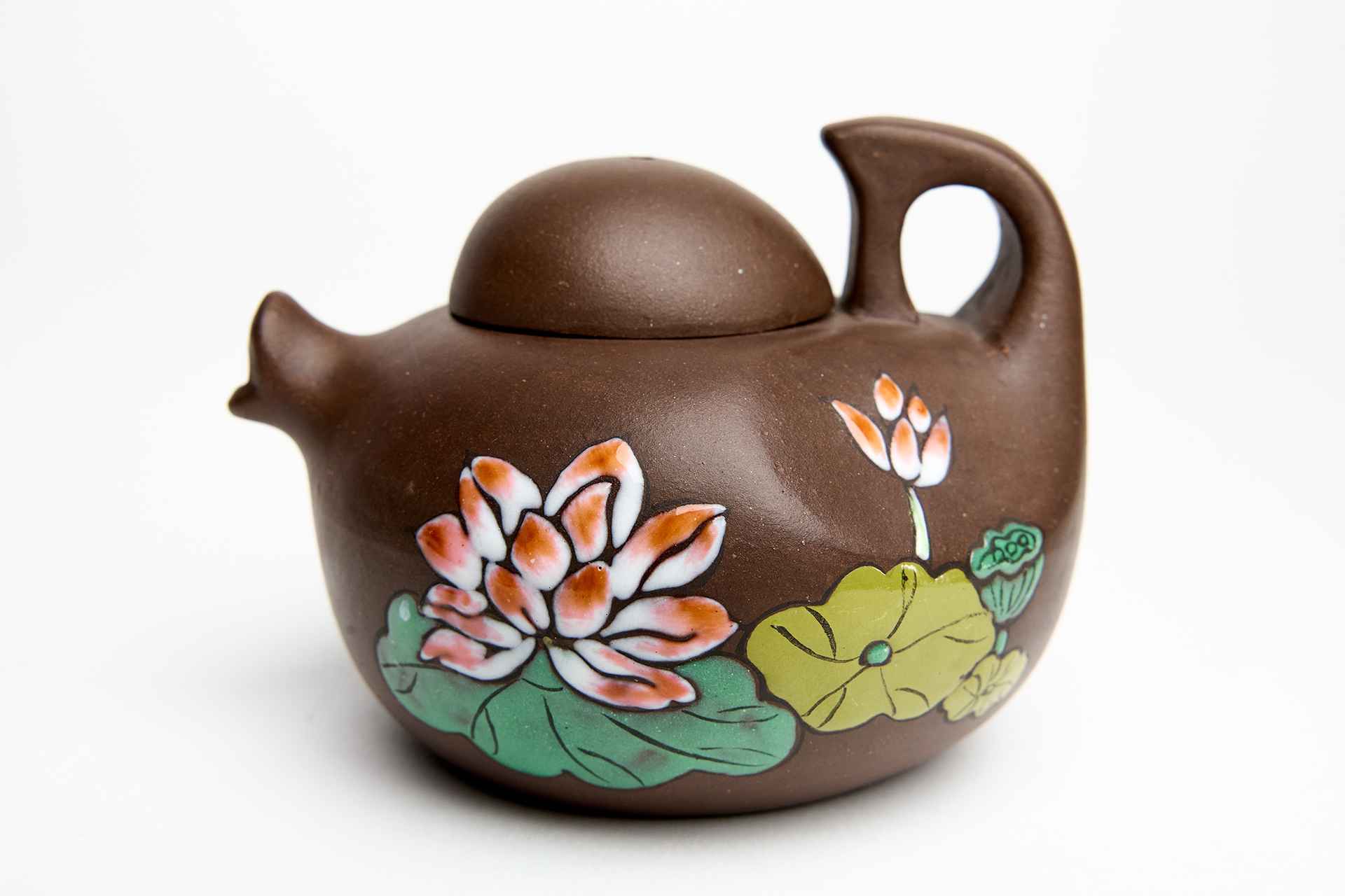 Чайник в виде утки-мандаринки, плывущей среди лотосов