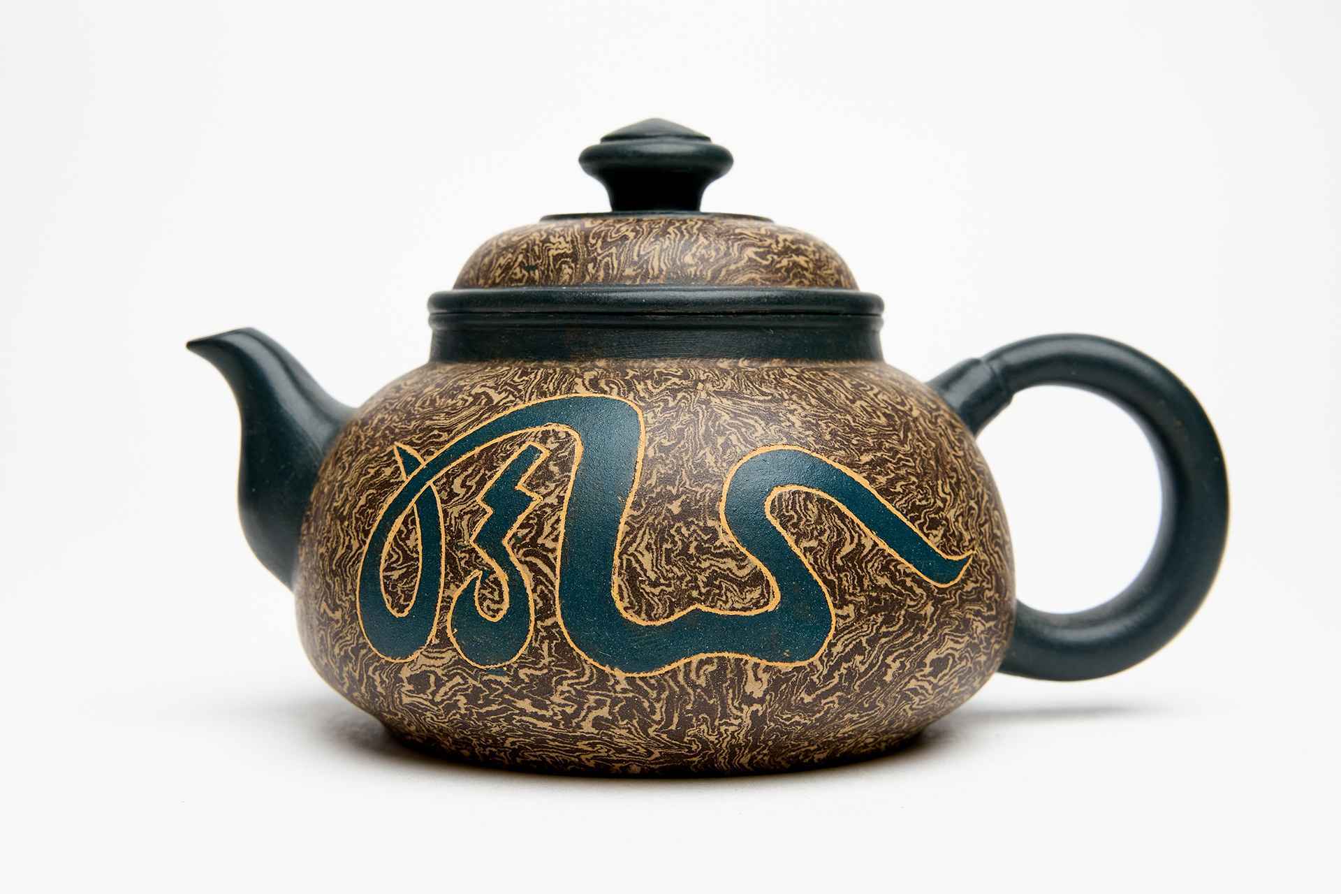 Чайник с изображением иероглифа «фэн» (ветер)