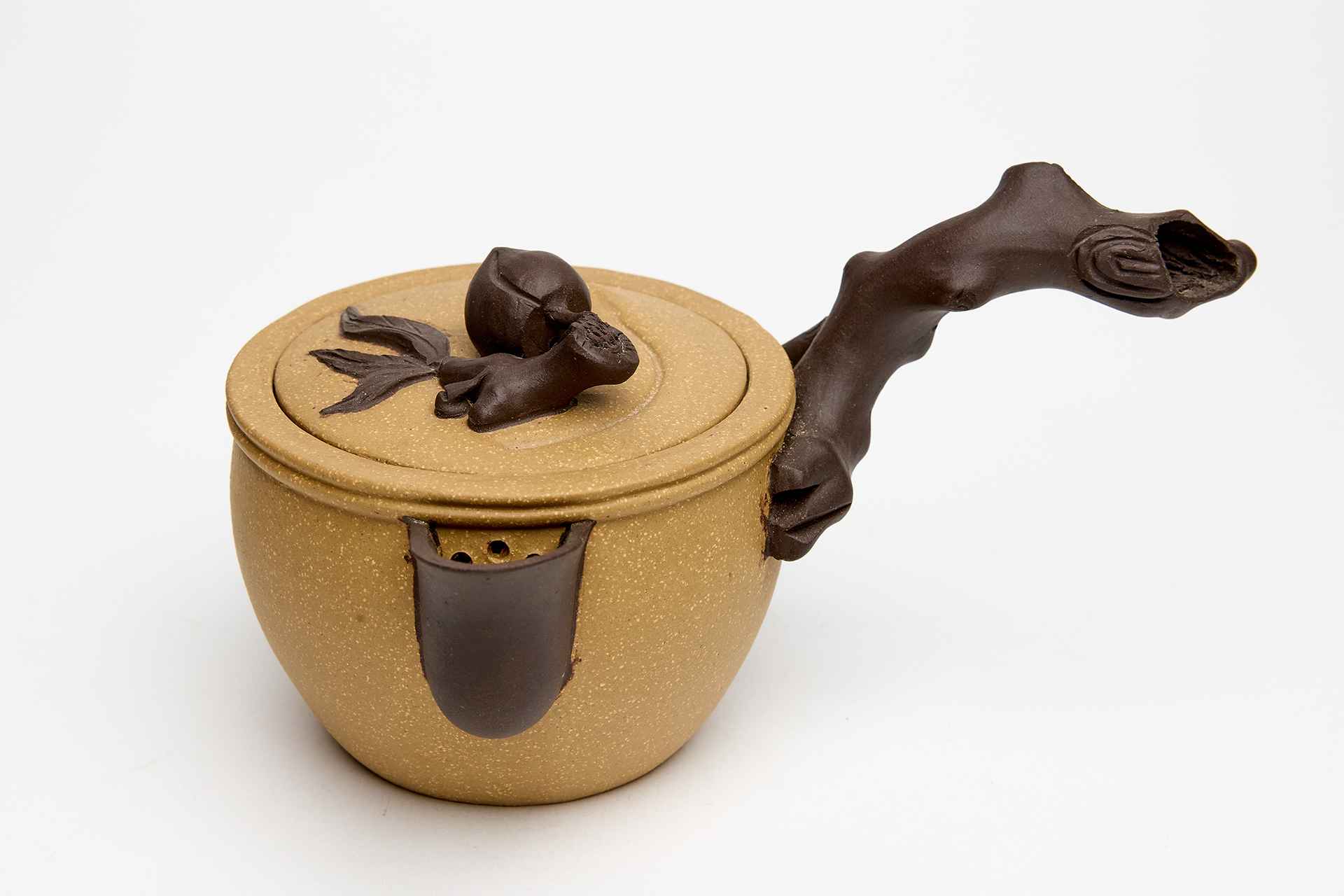 Чайник в форме ветки персикового дерева