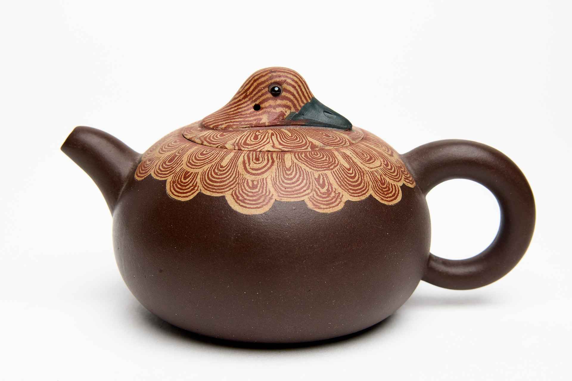 Чайник в виде утки с использованием многоцветной глины