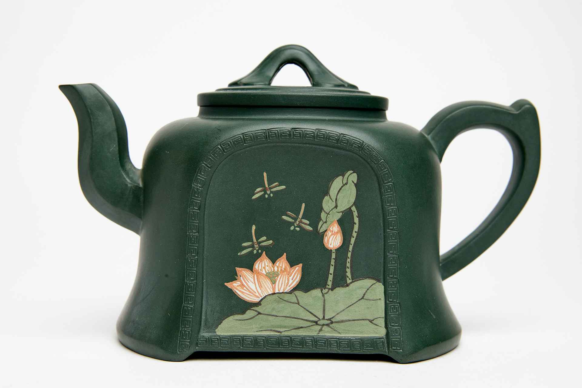 Чайник с изображением лотосов и надписью 惠 风和畅
