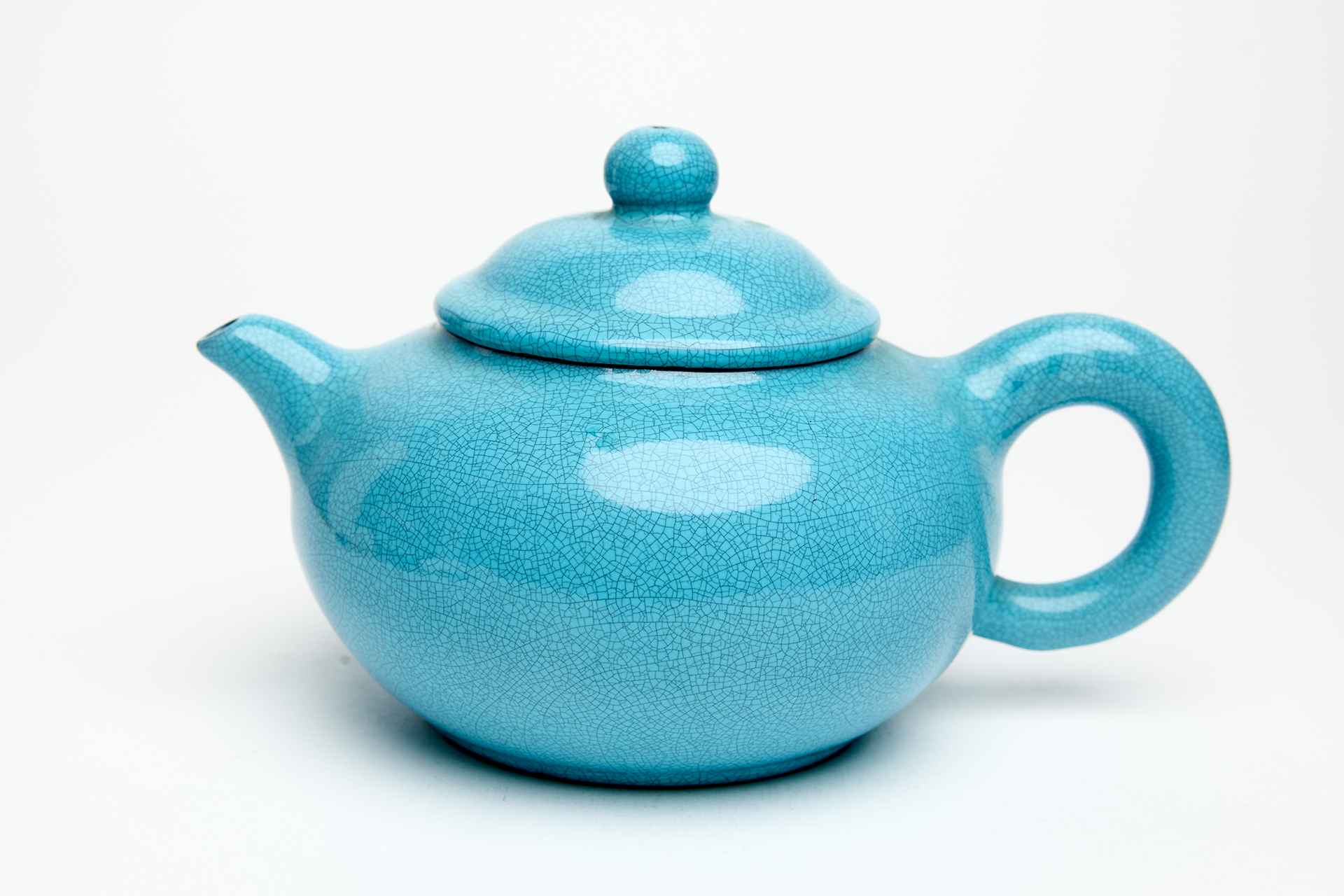 Чайник, покрытый голубой глазурью