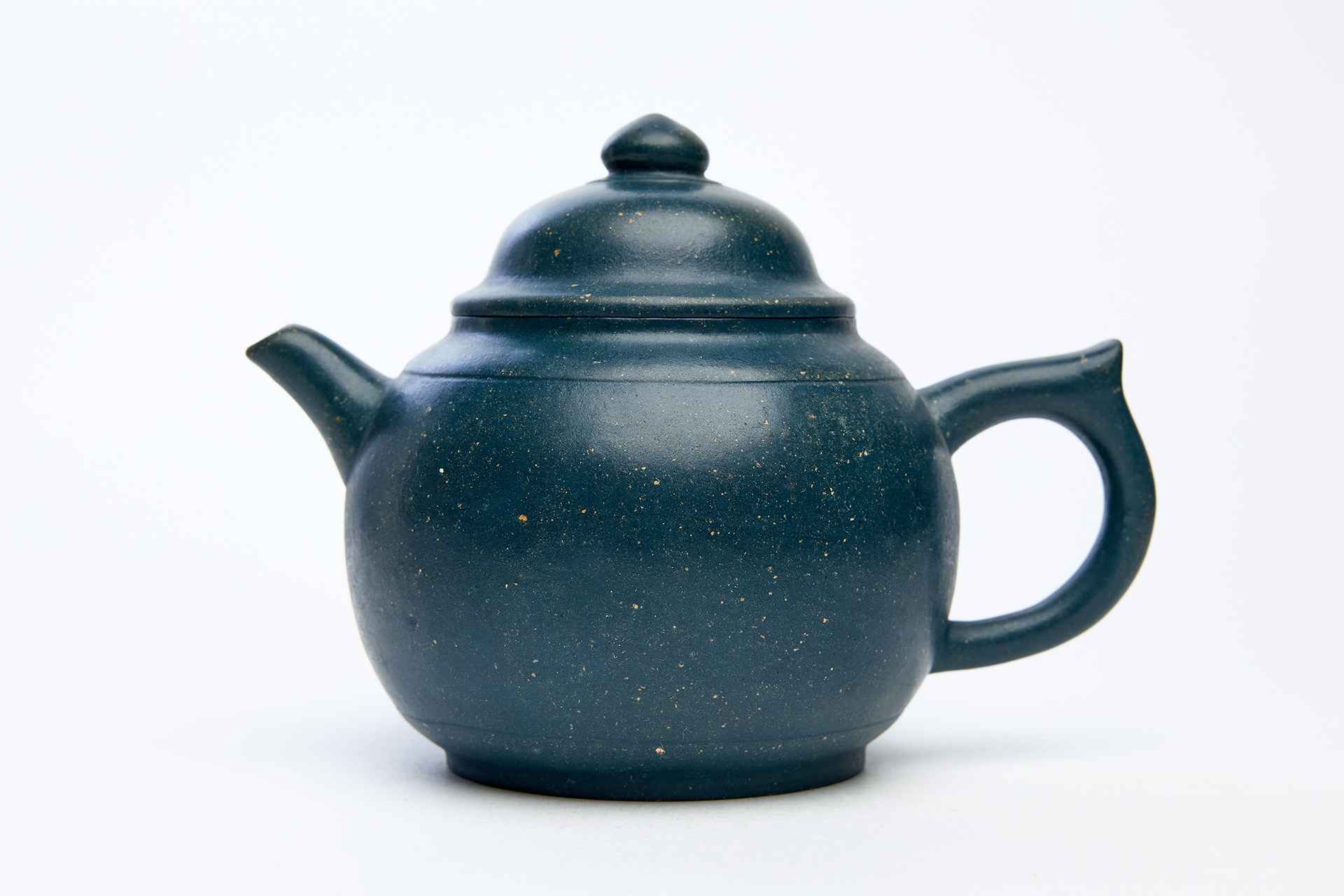 Чайник из сине-зеленой глины