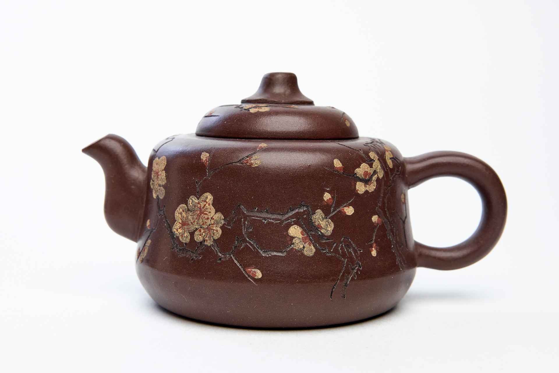 Чайник с изображением цветущей ветки сливы мейхуа