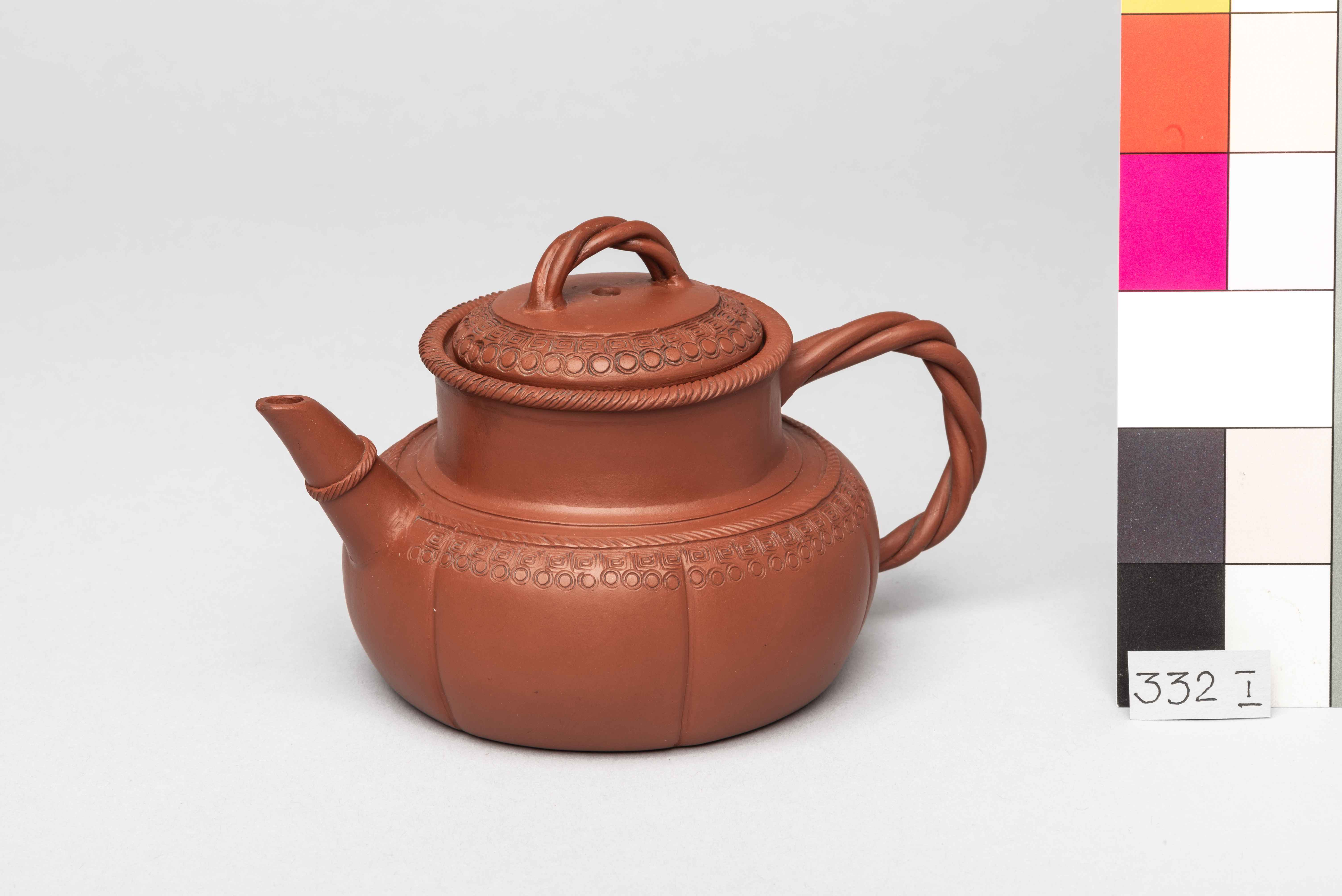 Чайник с крышкой