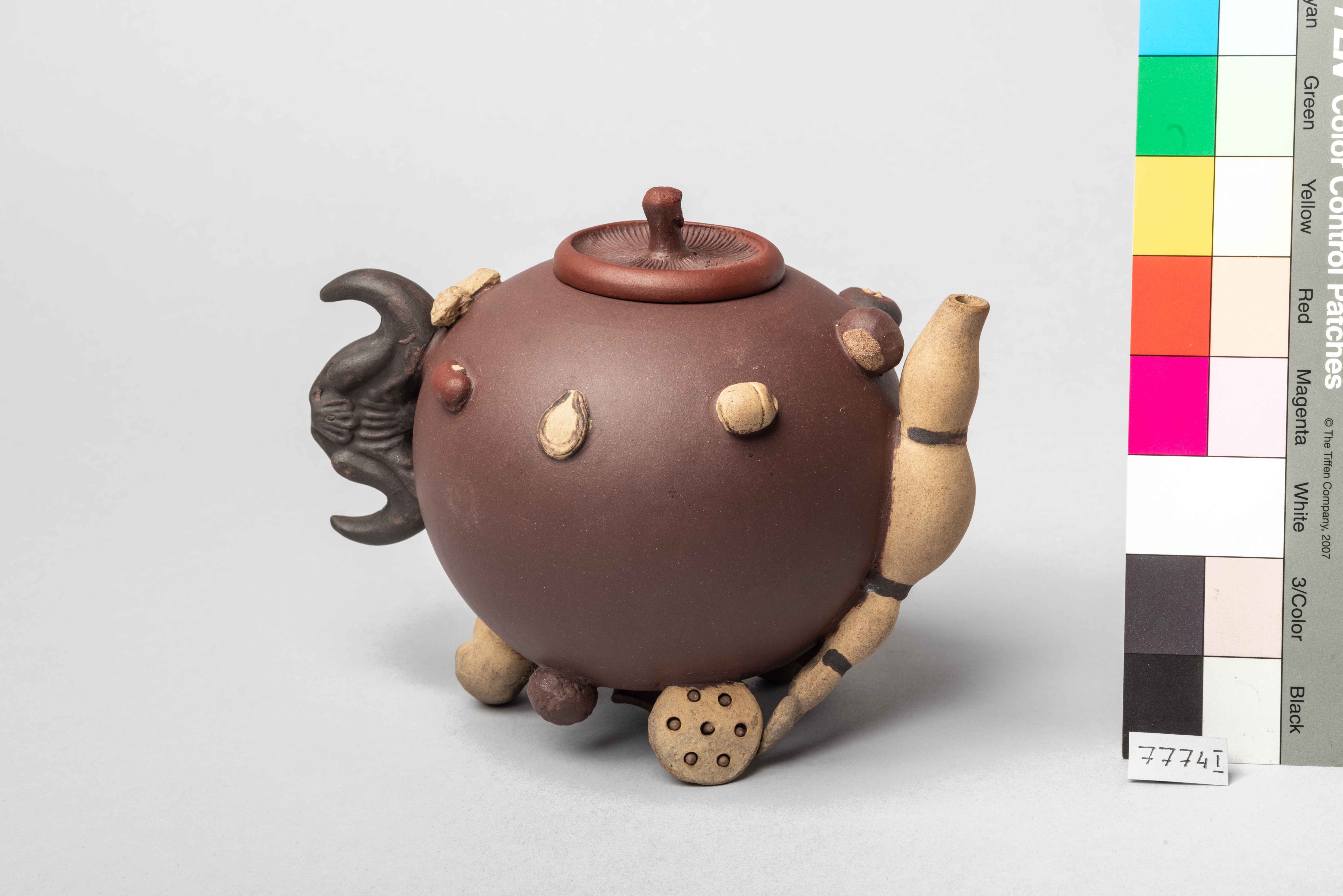 Чайник с крышкой