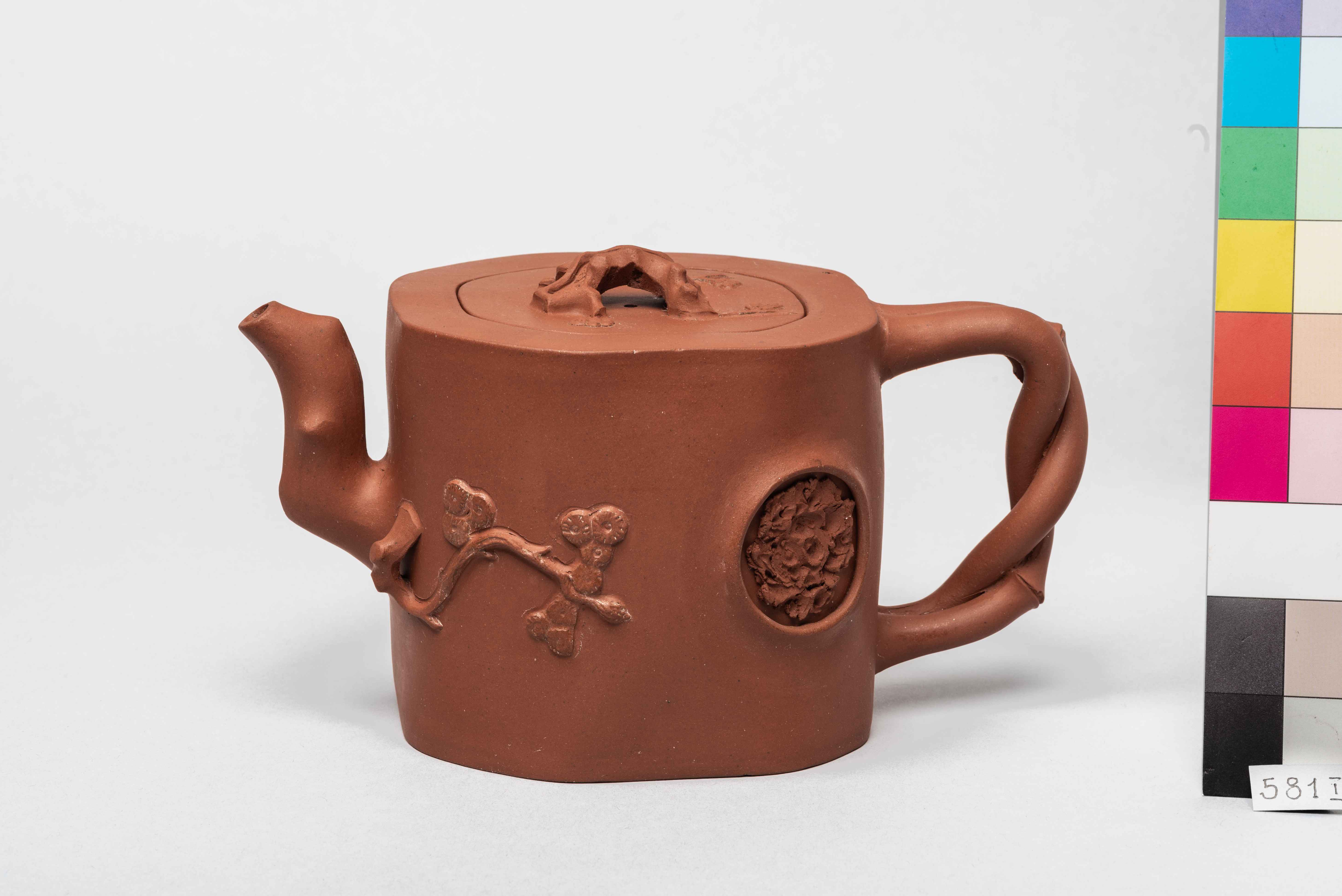 Чайник с крышкой