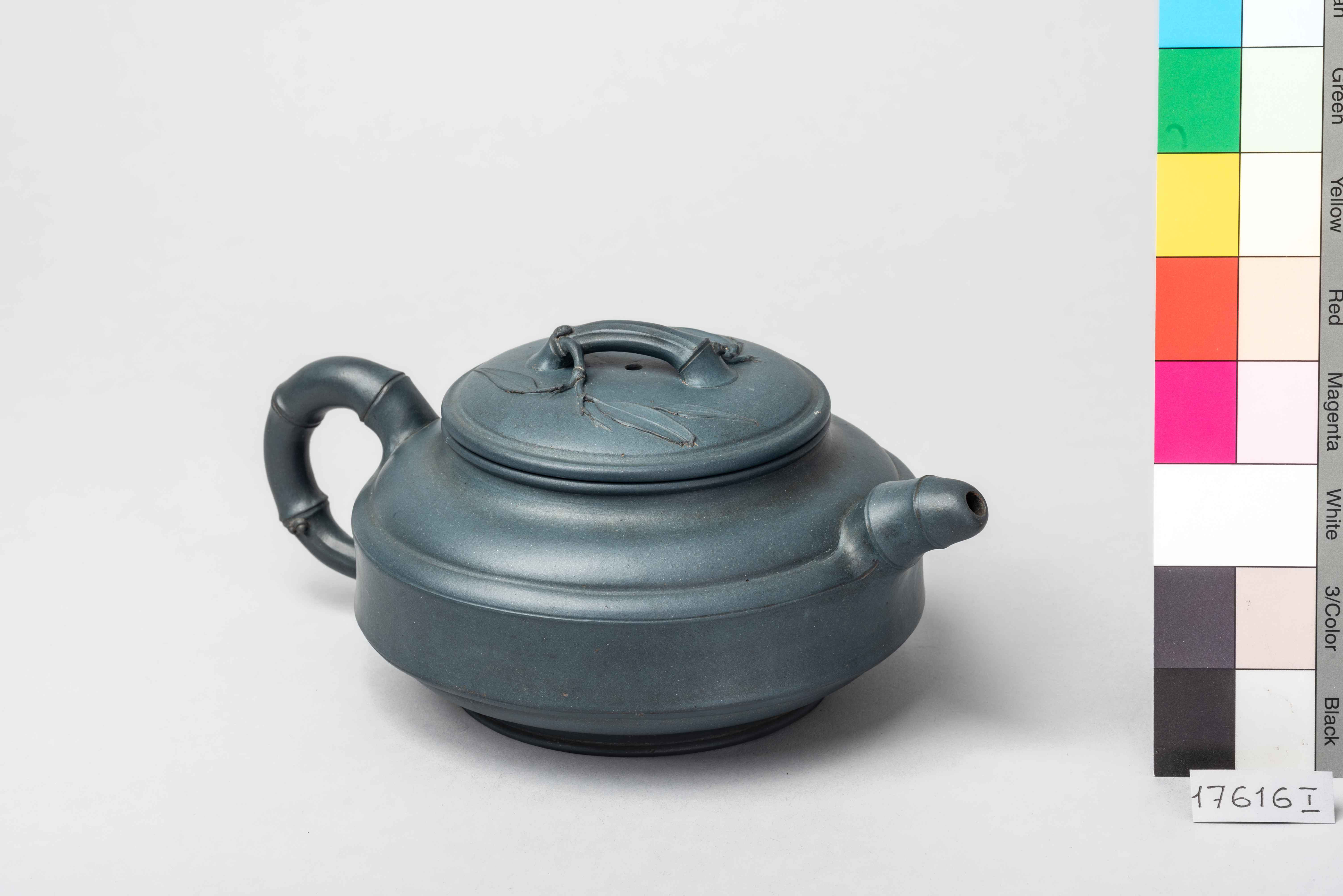 Чайник с крышкой