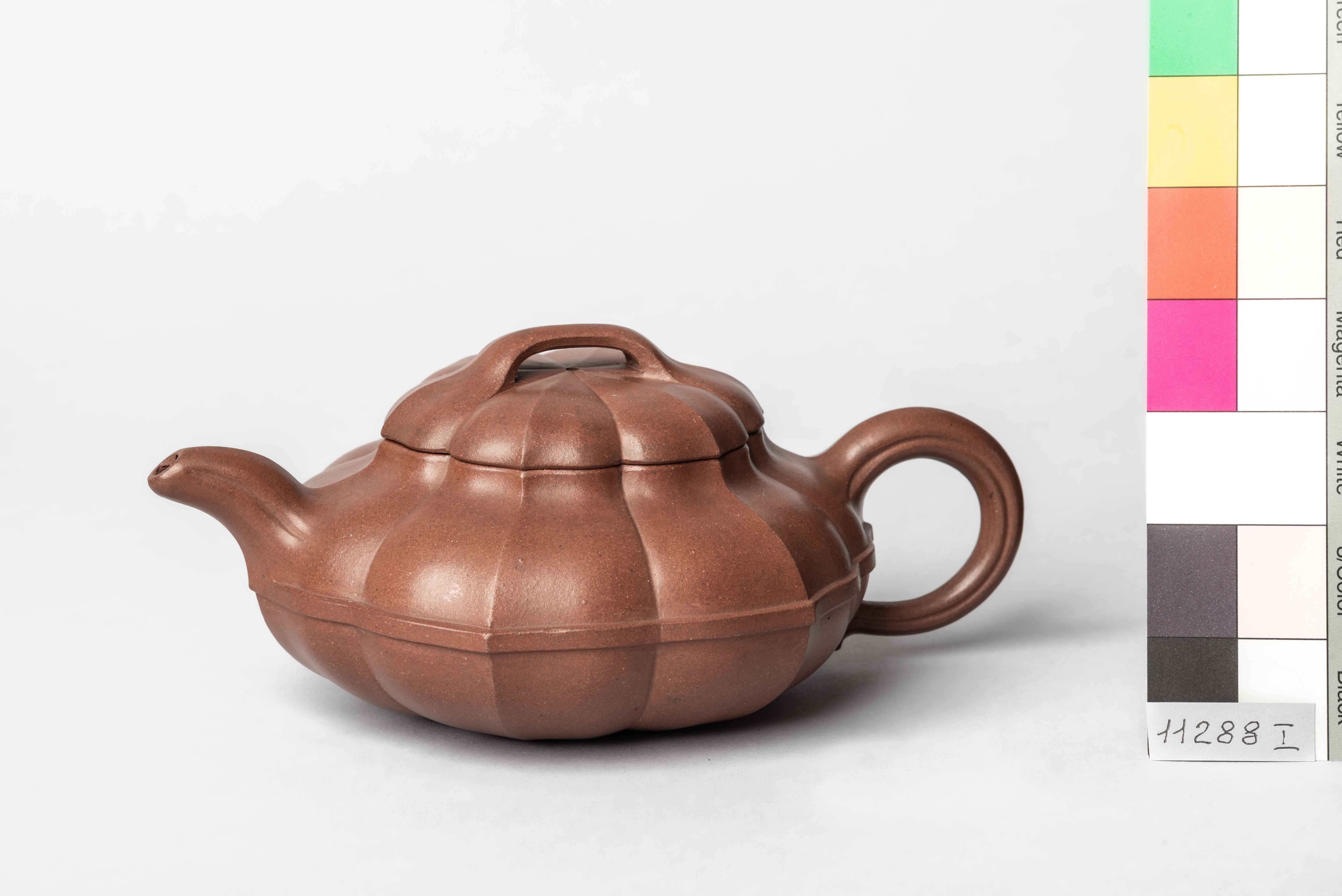 Чайник с крышкой