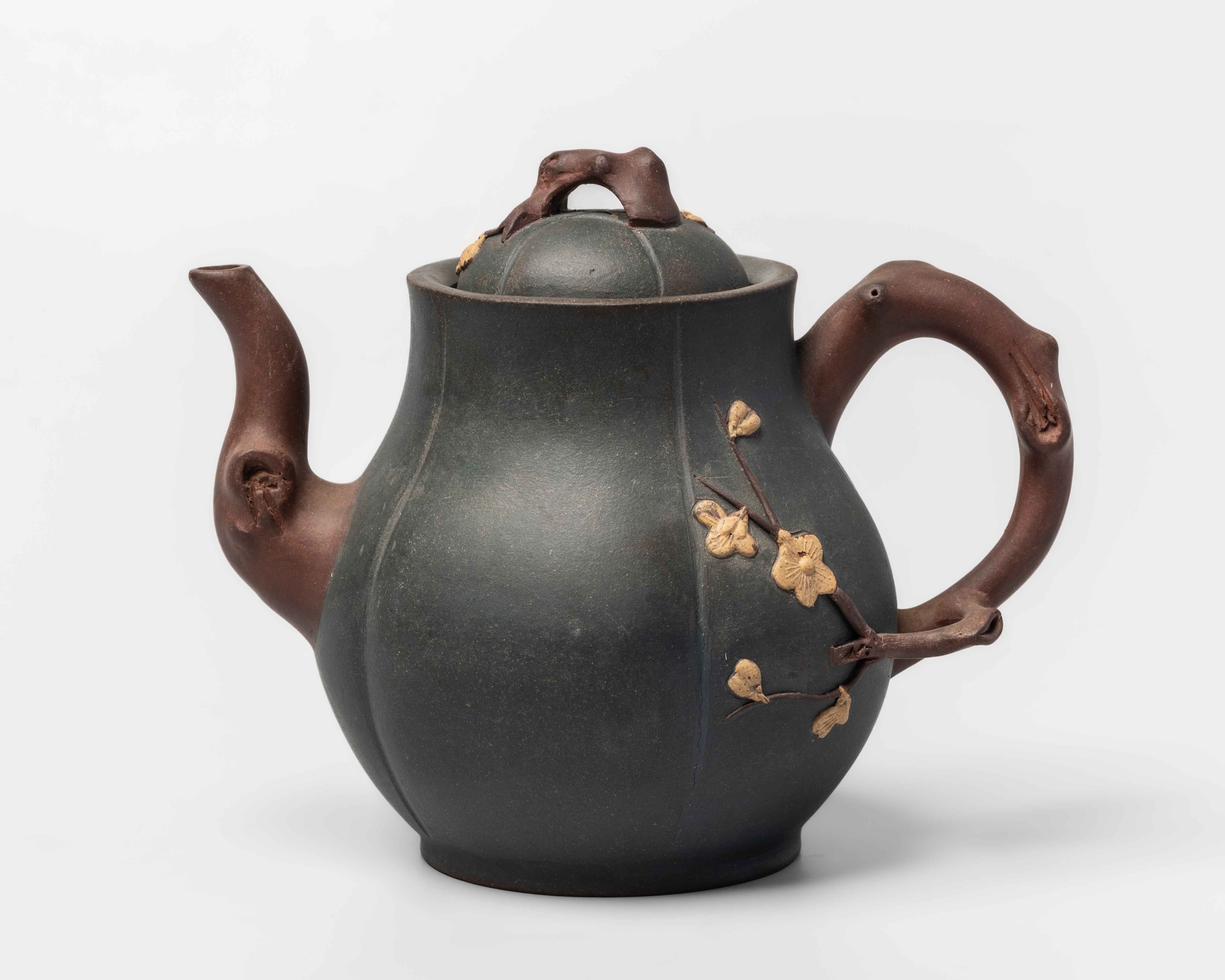 Чайник с крышкой