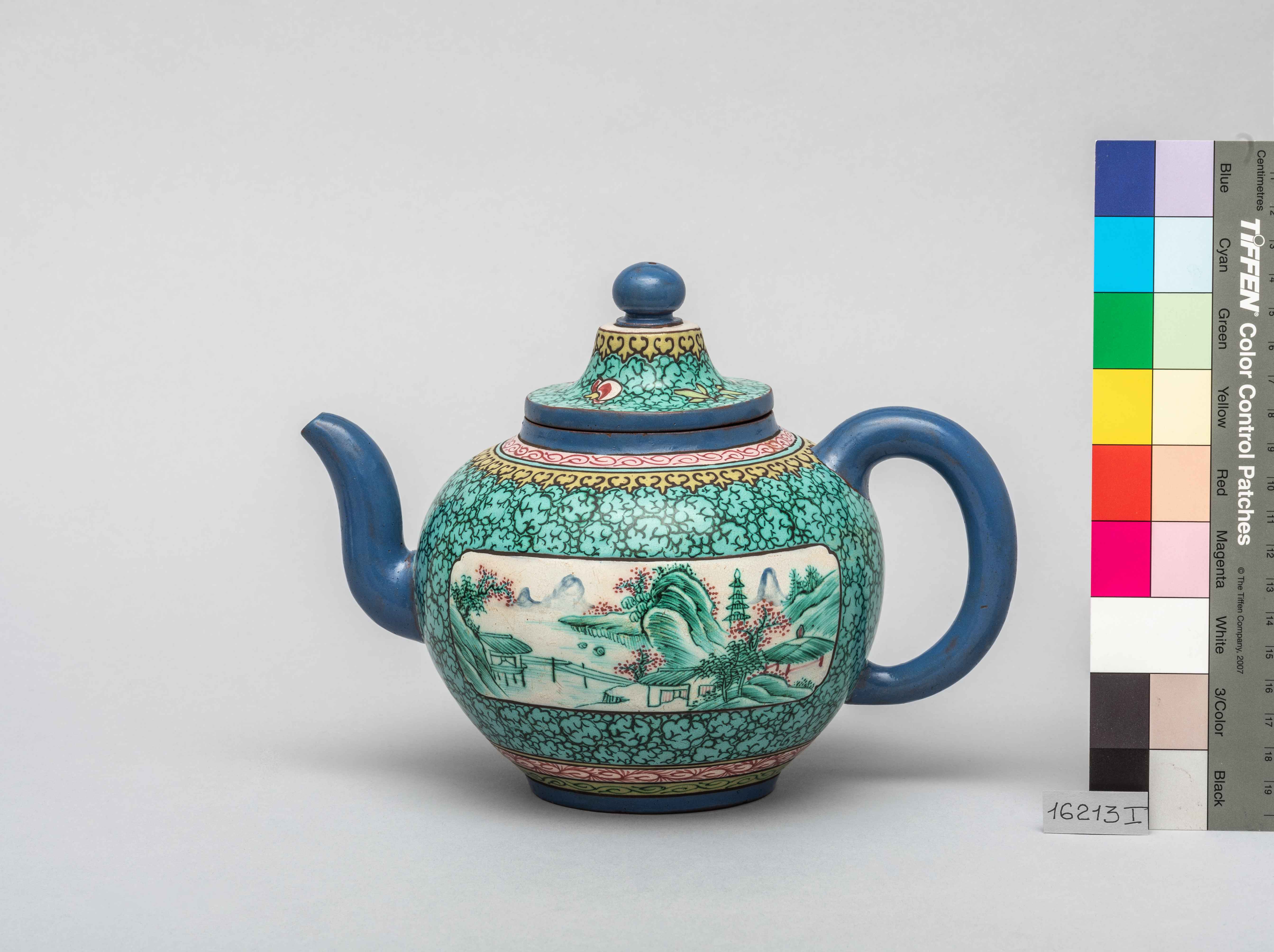 Чайник с крышкой